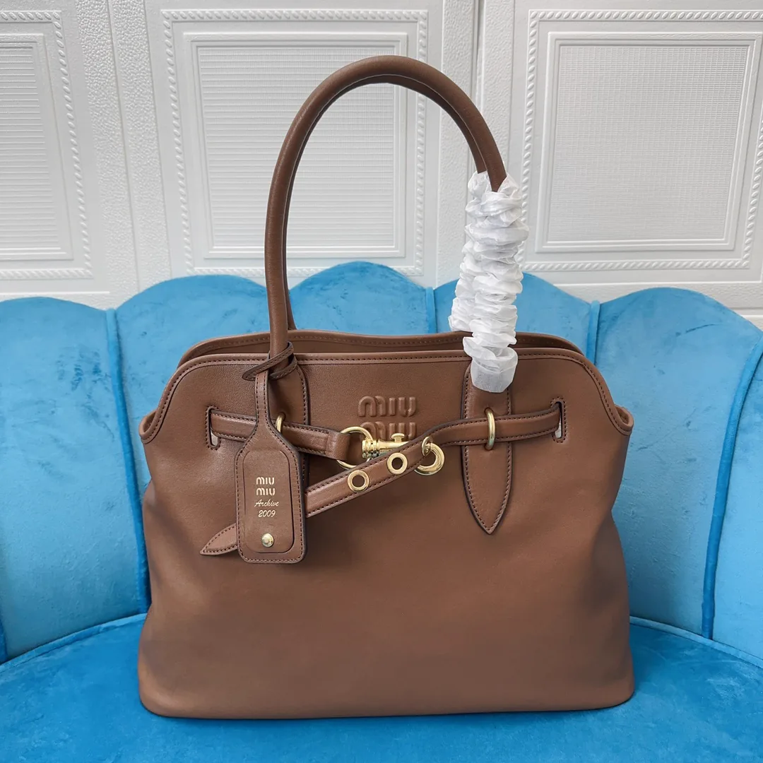 Replica Miu Miu Aventure Nappa Tote Bag – Design, History & Styling Guide thumbnail