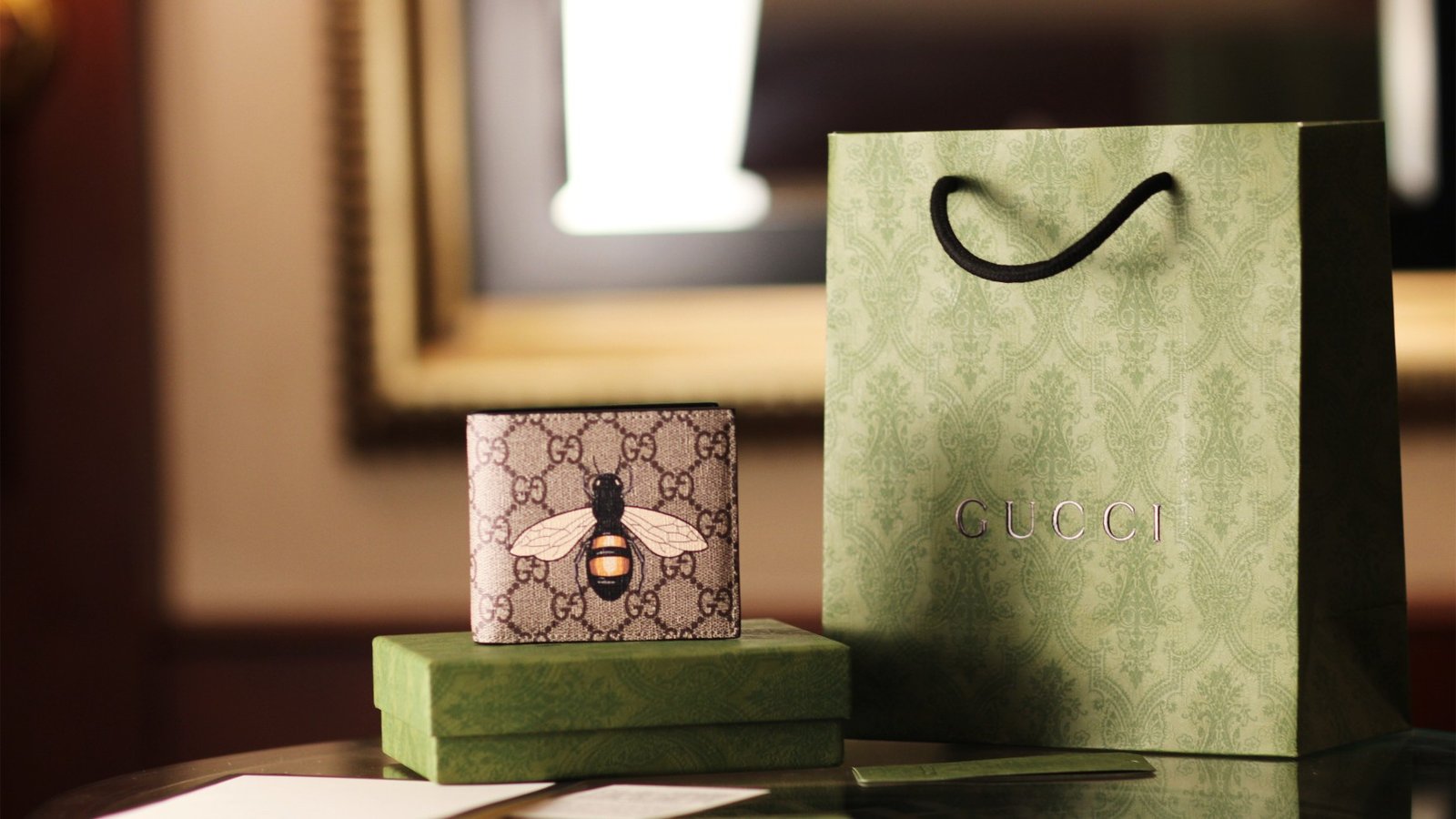 Replica Gucci Bee Print GG Supreme Wallet – Iconic Style & Design Details cover image