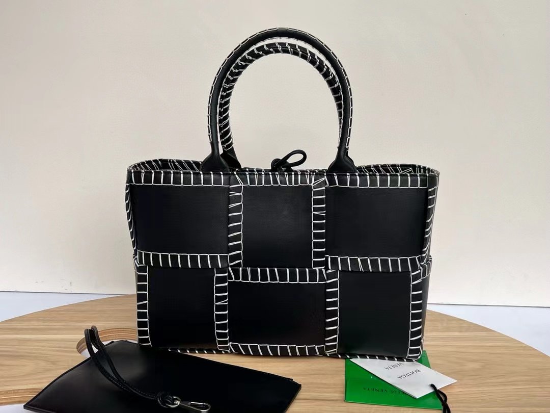 Replica Bottega Veneta Medium Arco Tote Bag – Design, History & Styling Guide thumbnail