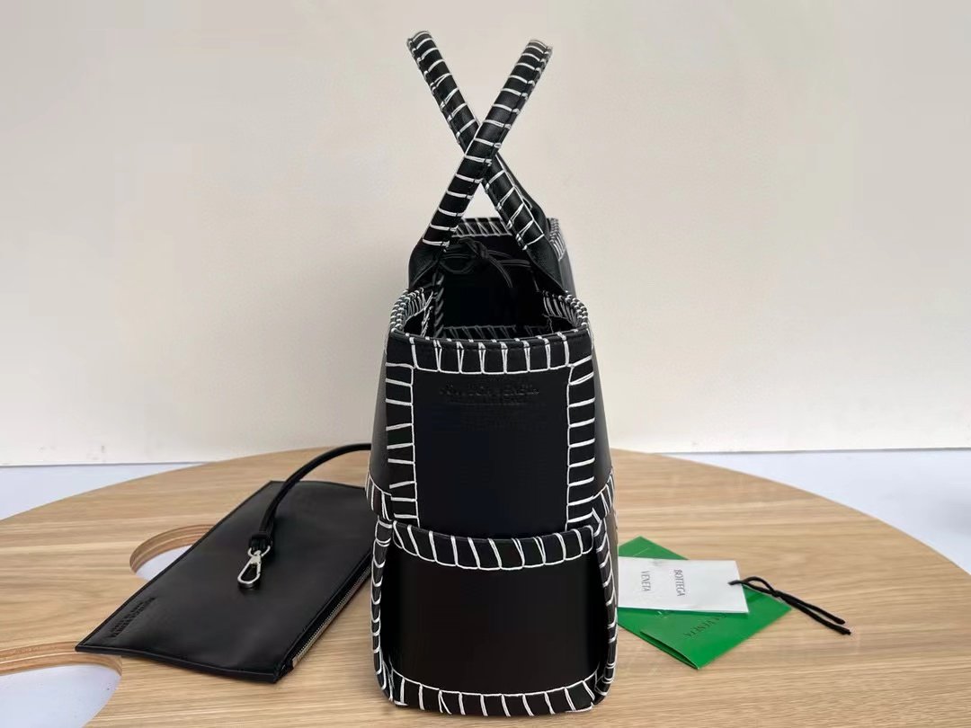 Reference image illustrating Replica Bottega Veneta Medium Arco Tote Bag – Design, History & Styling Guide