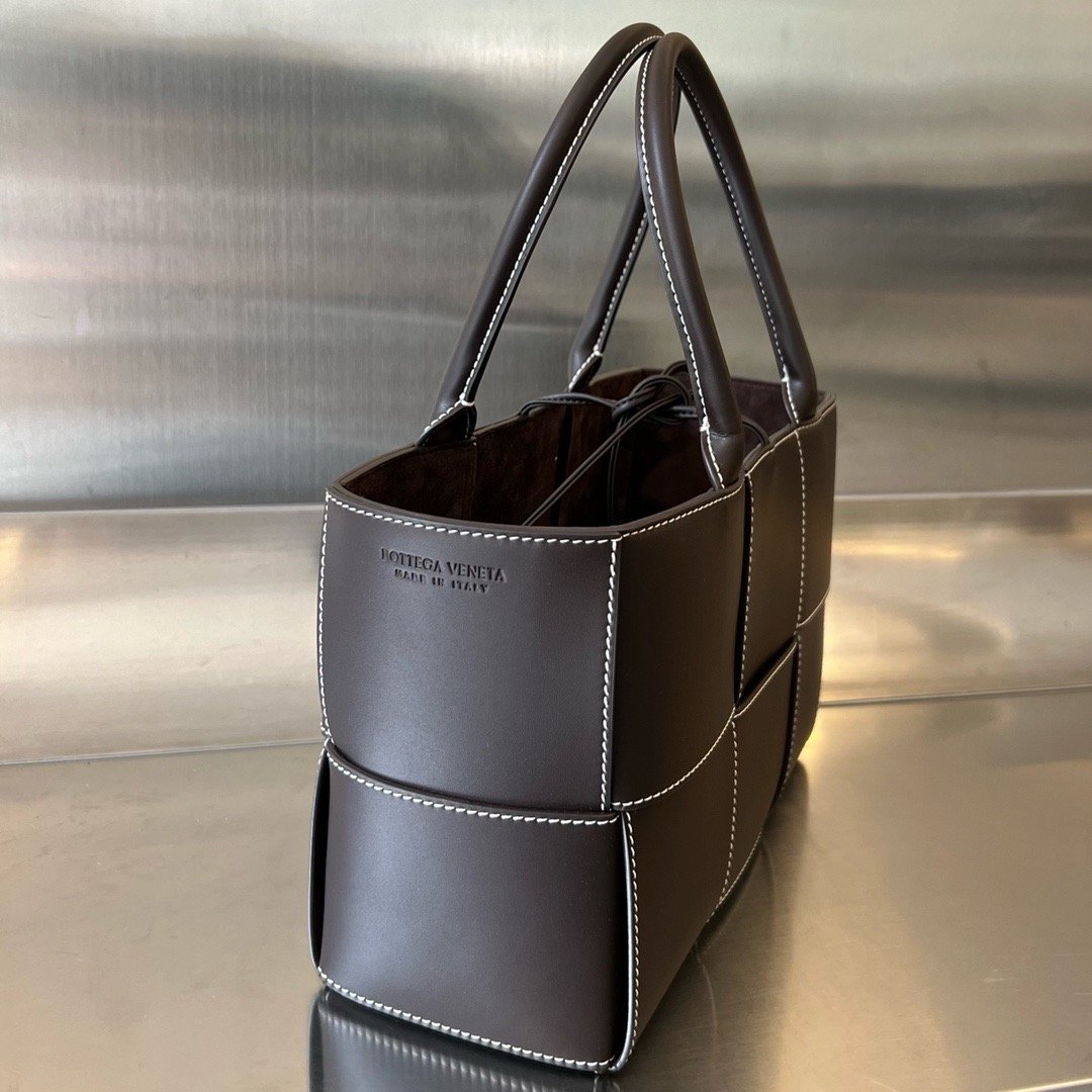 Reference image illustrating Replica Bottega Veneta Cassette Bag – The Padded Intrecciato Shoulder Bag