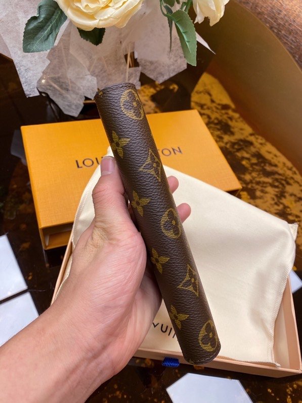 Reference image illustrating Replica Louis Vuitton Brazza Wallet – Iconic Long Bifold Design (Brand Unconfirmed)