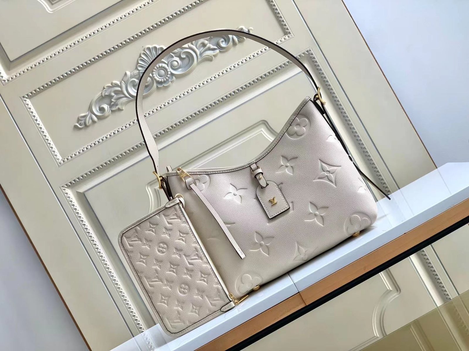 Reference image illustrating Replica Louis Vuitton Carryall PM Shoulder Bag – Design, History & Styling Guide
