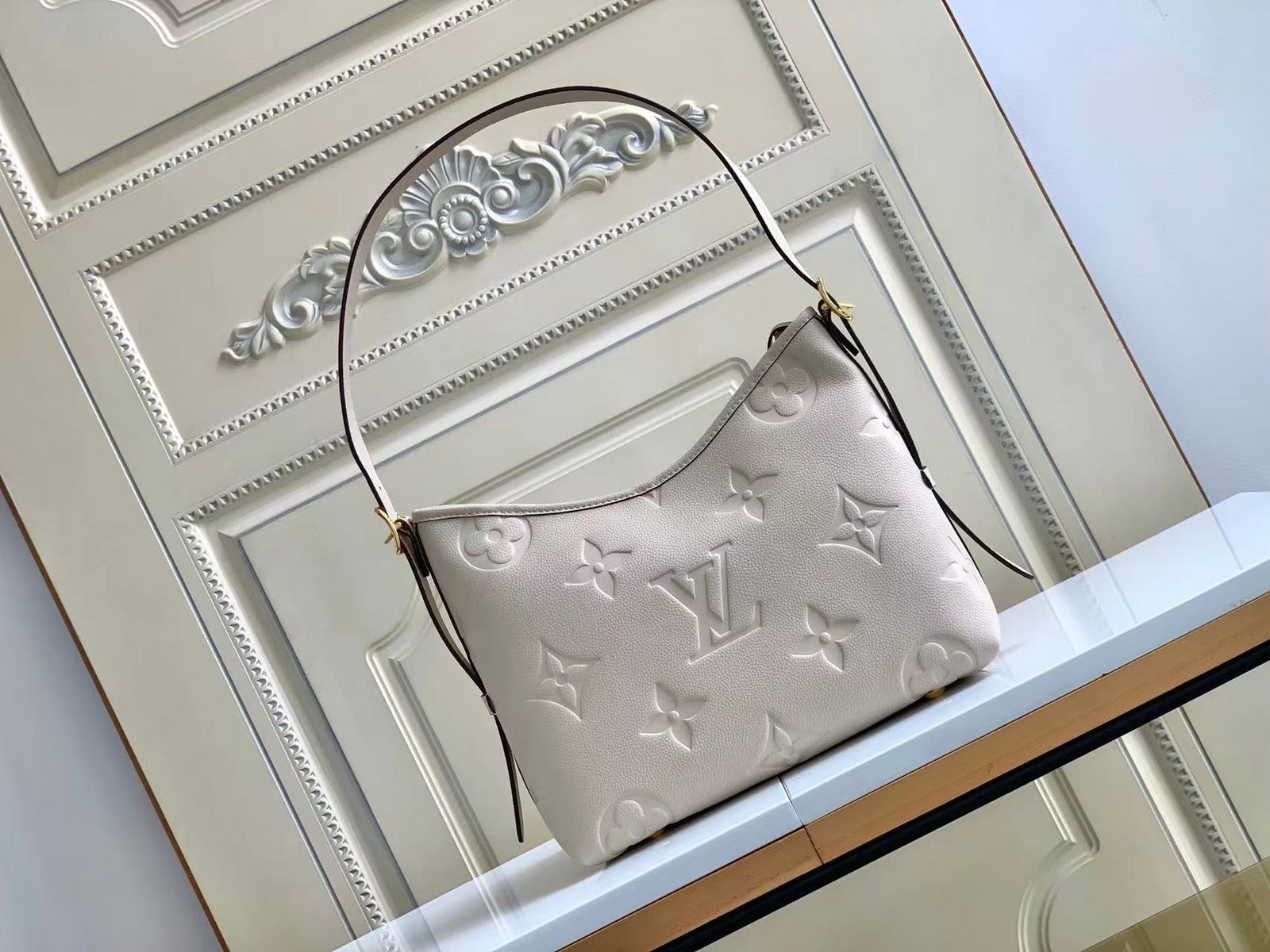 Reference image illustrating Replica Louis Vuitton Carryall PM Shoulder Bag – Design, History & Styling Guide