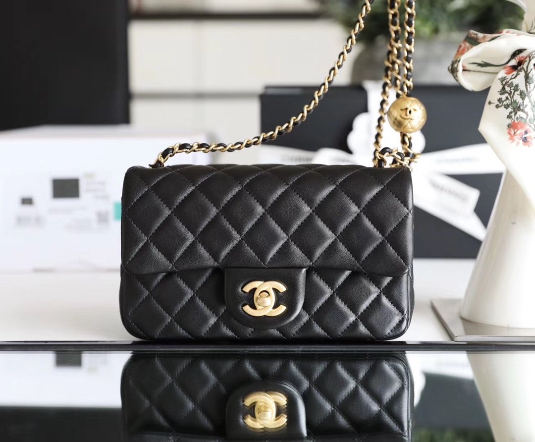 Replica Chanel Classic Flap Mini with Golden Ball – A Detailed Style Guide thumbnail