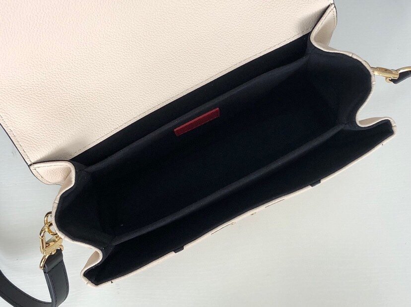 Reference image illustrating Replica Louis Vuitton Pochette Metis in Monogram Canvas (Style M45385)
