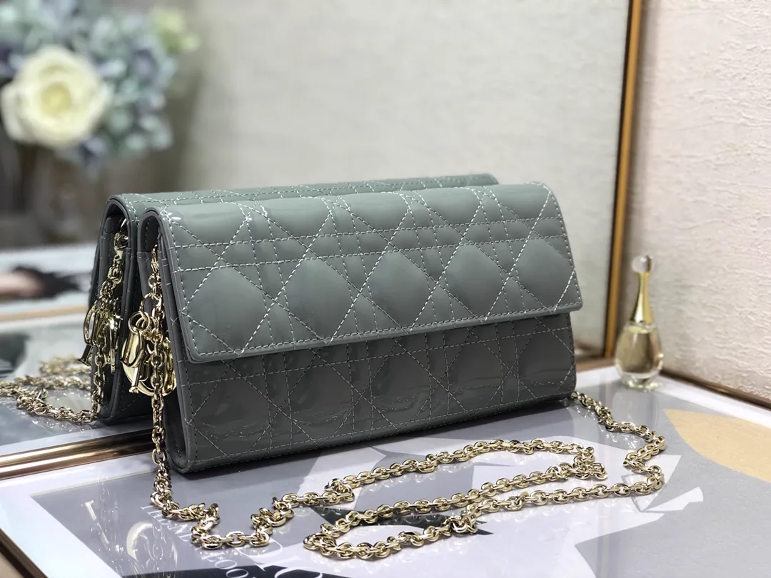 Reference image illustrating Replica Dior Lingge Bag – A Detailed Guide to the Design, Silhouette, and Styling of This Modern Clutch