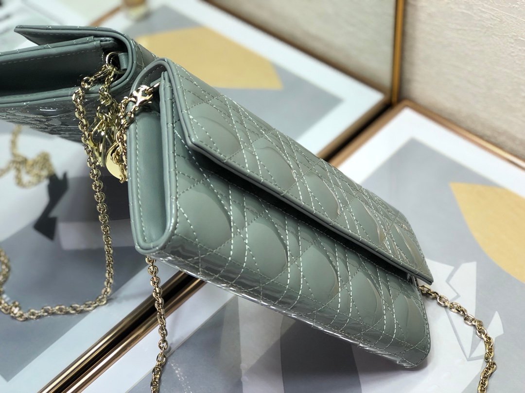 Reference image illustrating Replica Dior Lingge Bag – A Detailed Guide to the Design, Silhouette, and Styling of This Modern Clutch