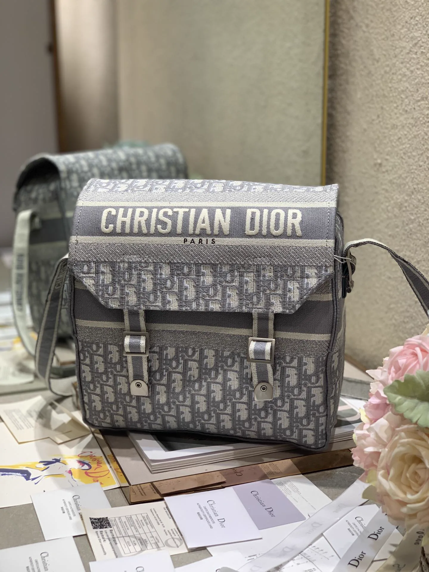 Reference image illustrating Replica Dior Oblique Camp Bag – A Detailed Guide to the Iconic Messenger Style