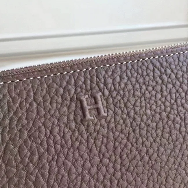 Reference image illustrating Replica Hermès Azap Zipped Wallet in Etoupe – A Detailed Style Guide