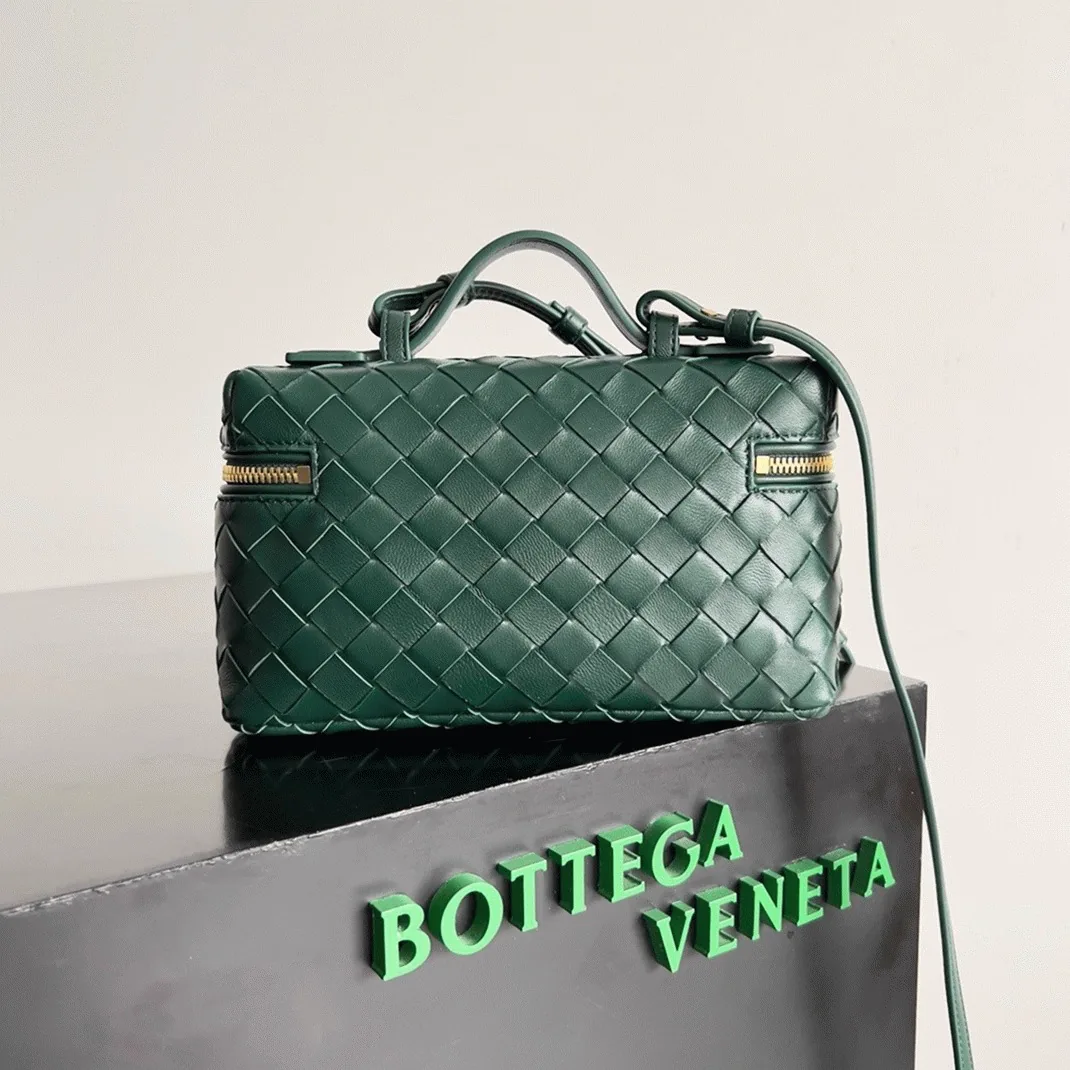 Reference image illustrating Replica Bottega Veneta Bang Bang Vanity Case in Green – A Detailed Style Guide