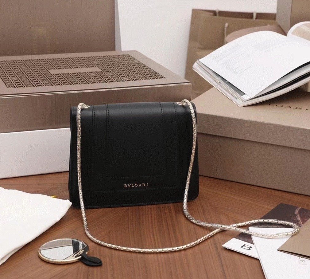 Reference image illustrating Replica Bvlgari Serpenti Forever Small Crossbody Bag in Black Leather – Design & Style Guide