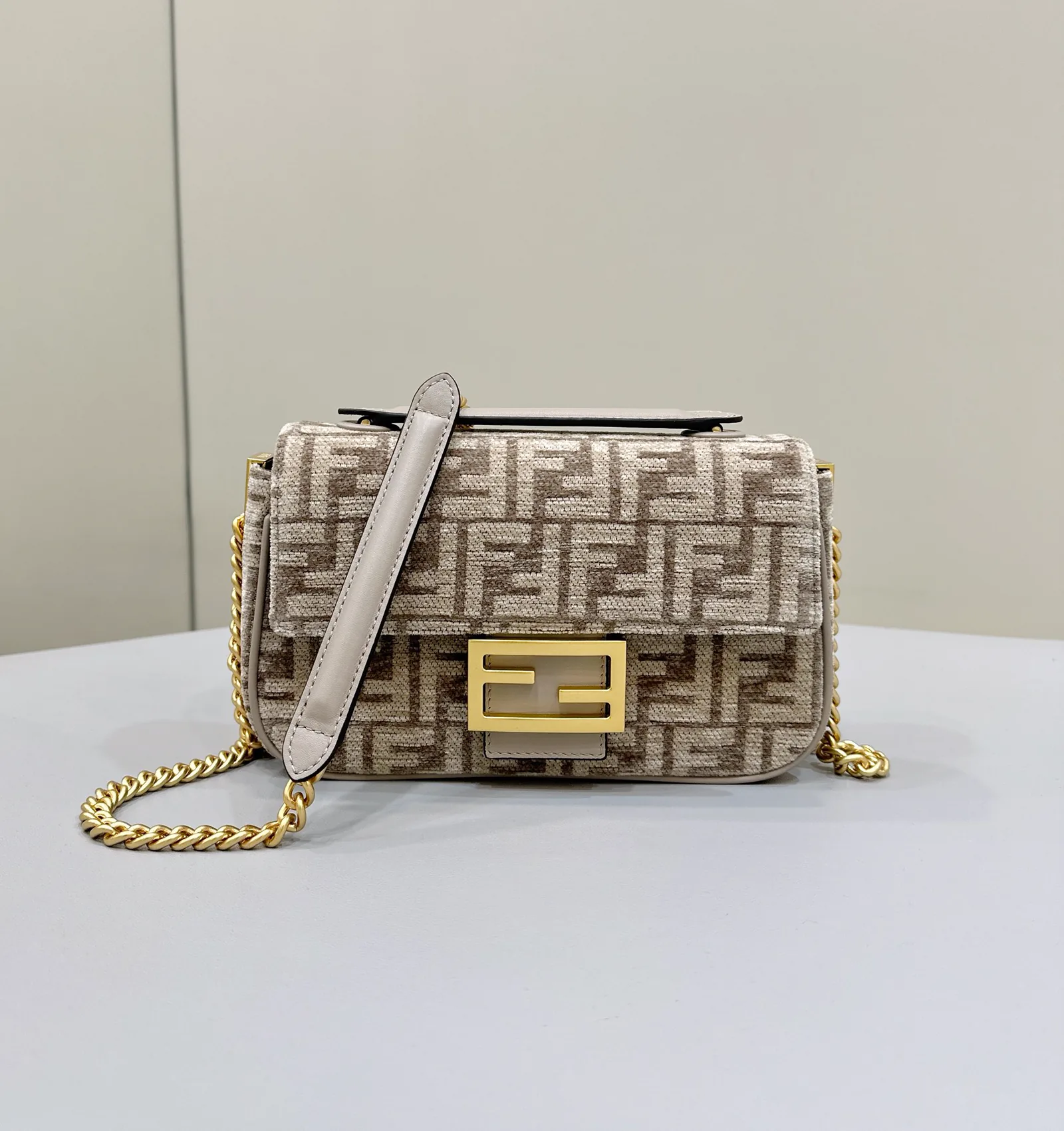 Replica Fendi Chain Shoulder Bag: A Detailed Style Guide cover image