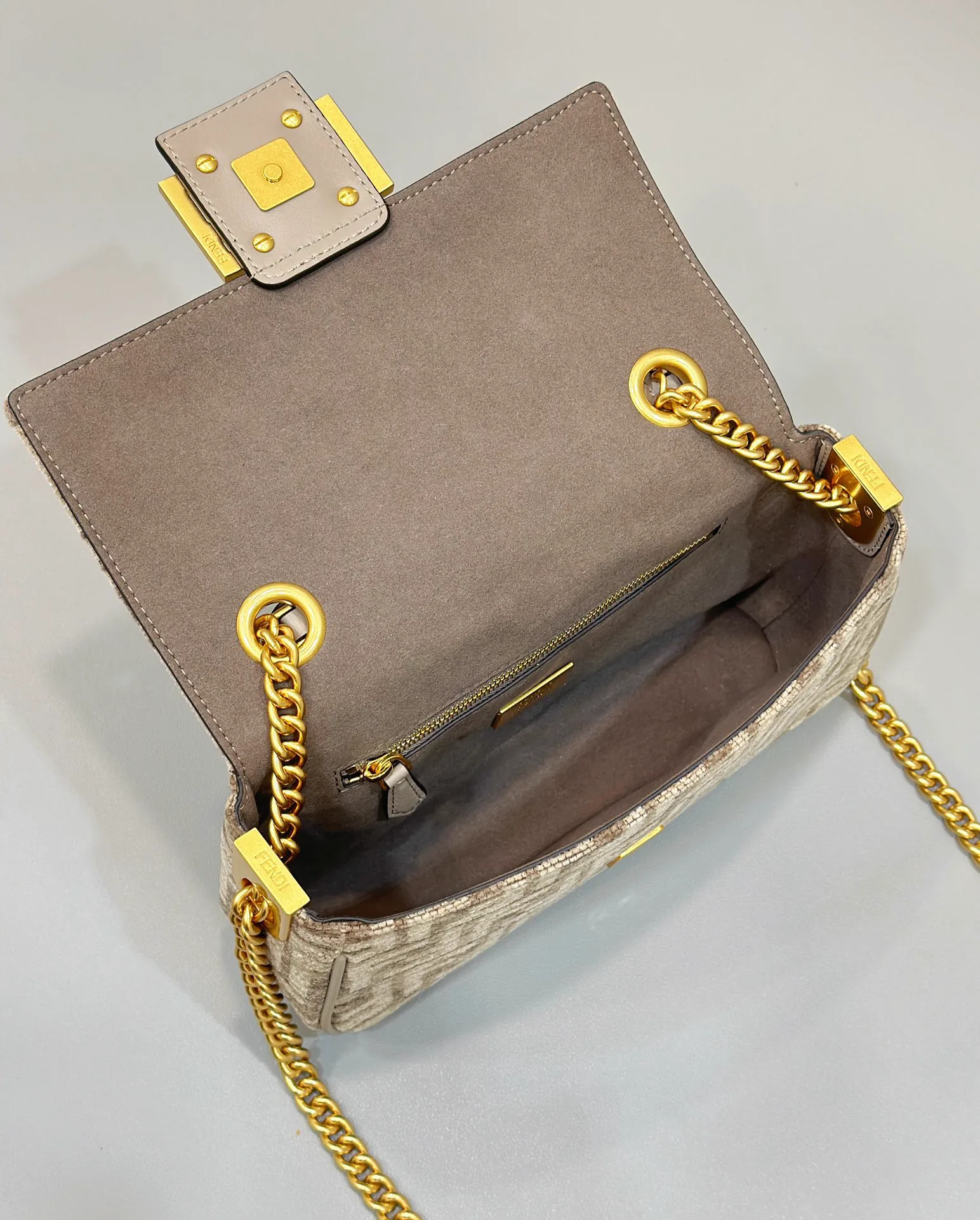 Reference image illustrating Replica Fendi Chain Shoulder Bag: A Detailed Style Guide