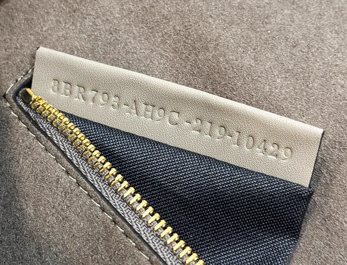 Reference image illustrating Replica Fendi Chain Shoulder Bag: A Detailed Style Guide