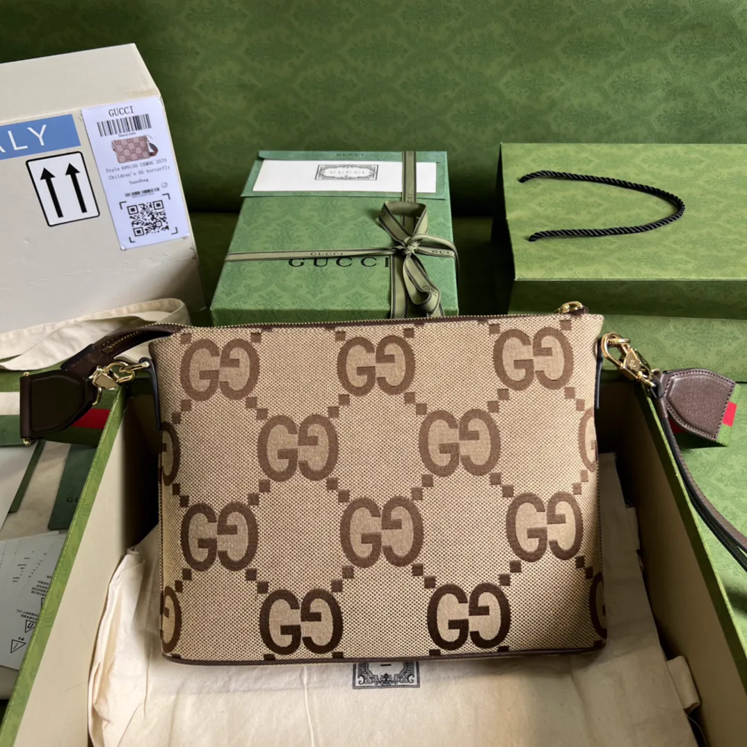 Reference image illustrating Replica Gucci GG Supreme Crossbody Bag – Iconic Canvas Design
