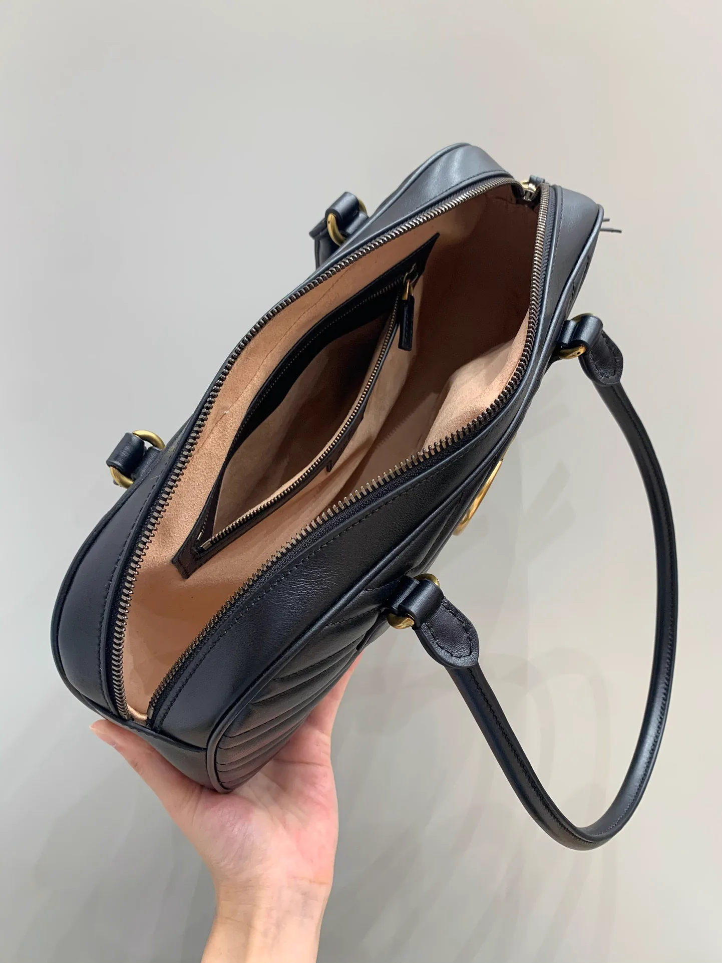 Reference image illustrating Replica Gucci GG Marmont Matelassé Shoulder Bag – Detailed Style Guide