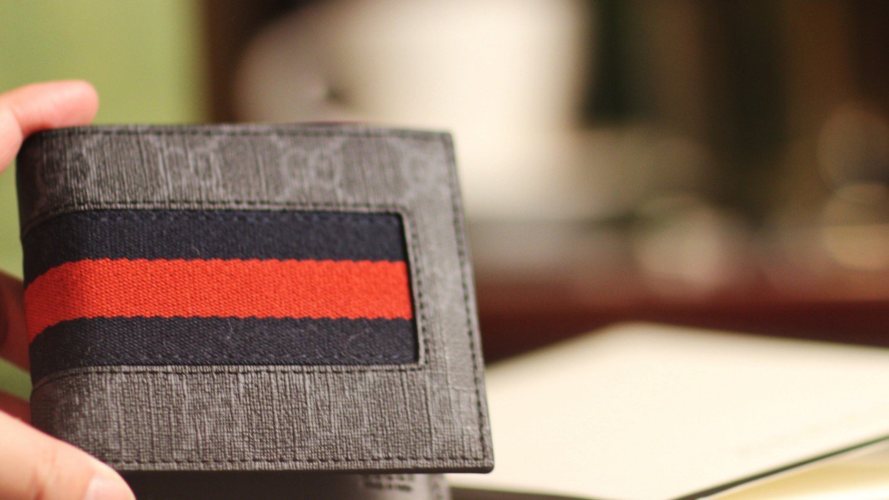 Reference image illustrating Replica Gucci GG Supreme Web Wallet – Iconic Canvas Bifold Design