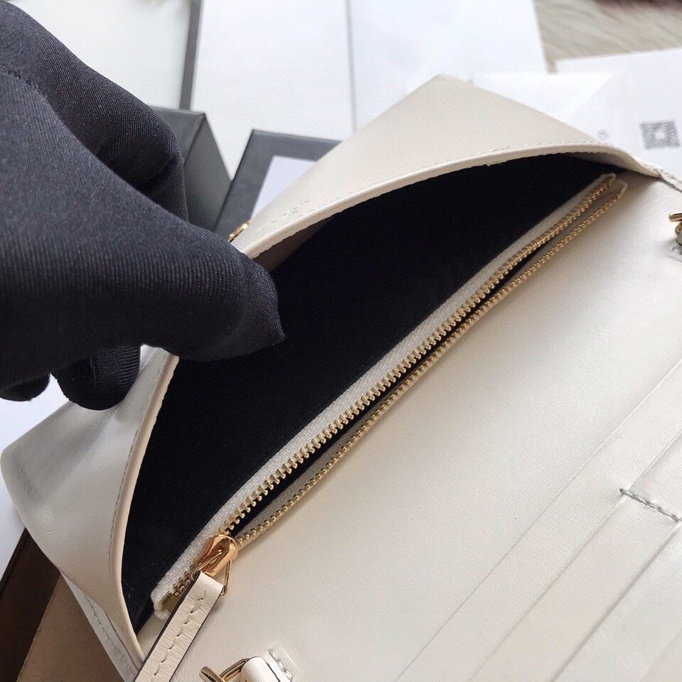 Reference image illustrating Replica Gucci Horsebit 1955 Wallet with Chain: A Detailed Style Guide