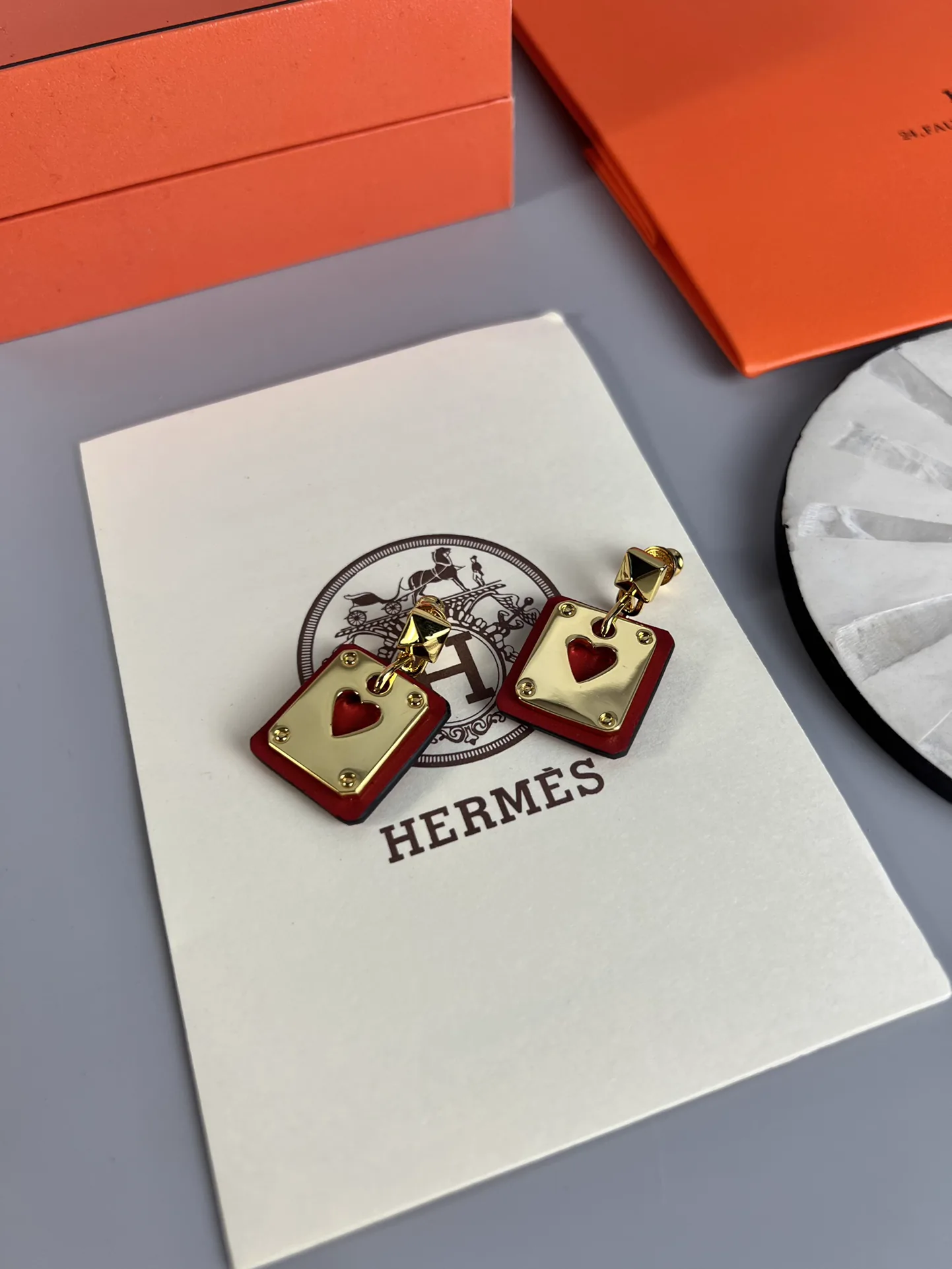 Replica Hermès As de Coeur Earrings – A Detailed Style Guide thumbnail