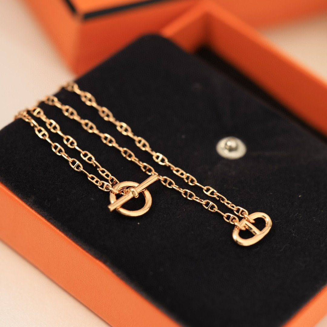 Reference image illustrating Replica Hermès Chaîne d’Ancre Contour Pendant – Iconic Anchor Chain Necklace