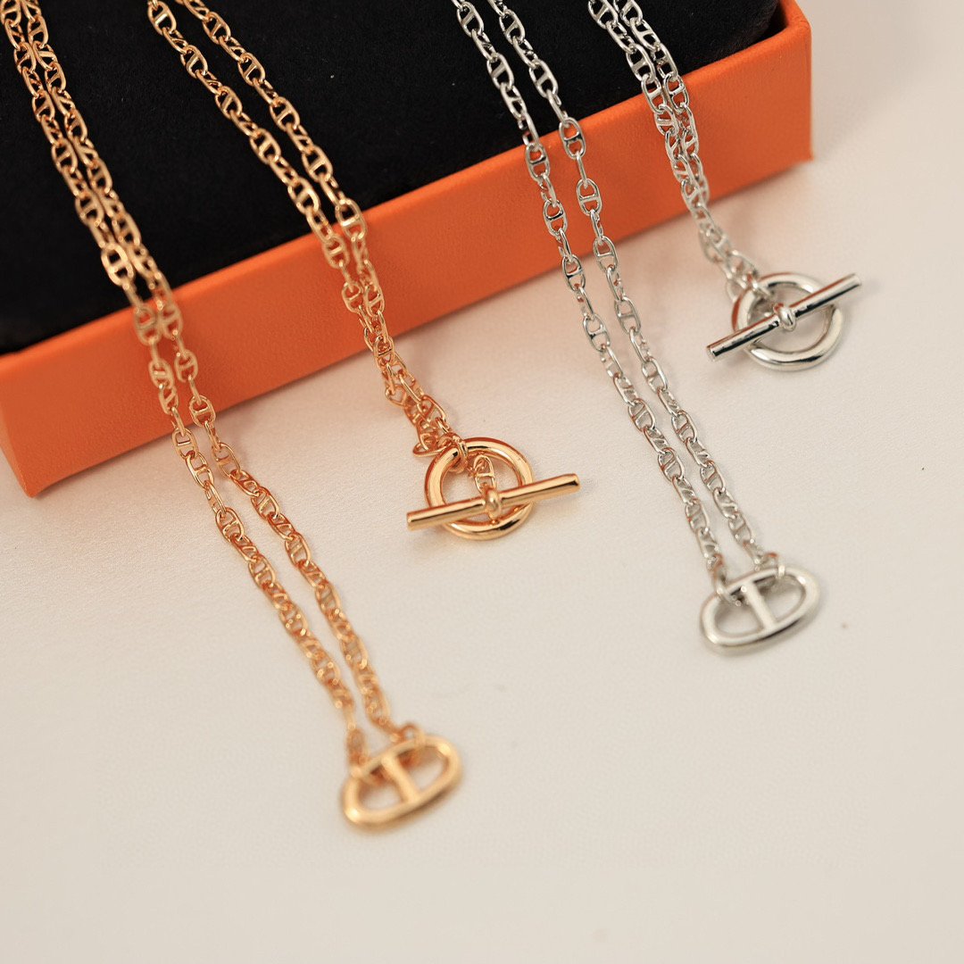 Reference image illustrating Replica Hermès Chaîne d’Ancre Contour Pendant – Iconic Anchor Chain Necklace