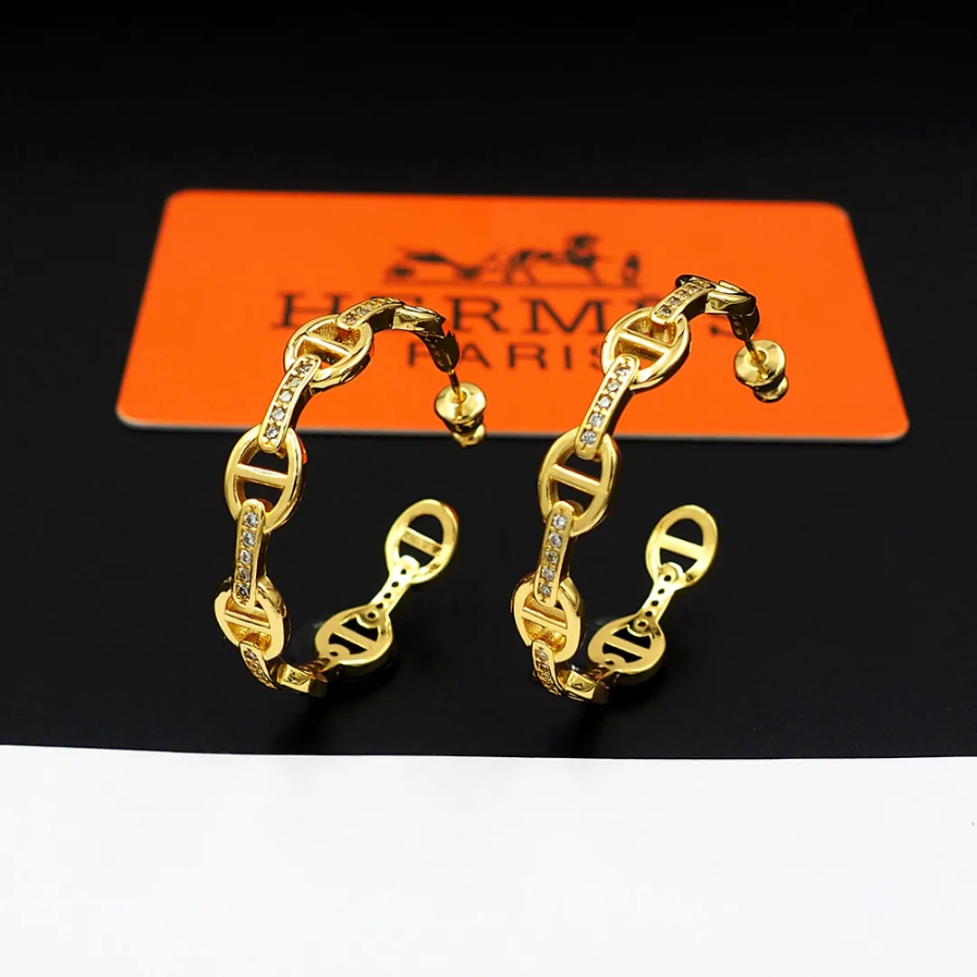 Reference image illustrating Replica Hermès Constance Earrings: A Detailed Guide to the Iconic Accessory