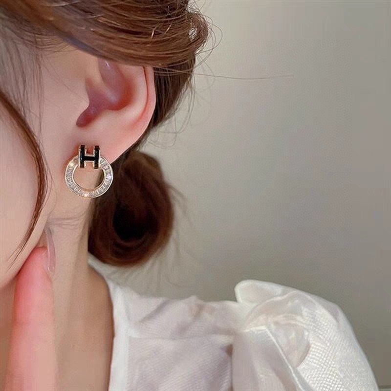 Reference image illustrating Replica Hermès H Earrings: A Detailed Guide to the Iconic Letter Motif