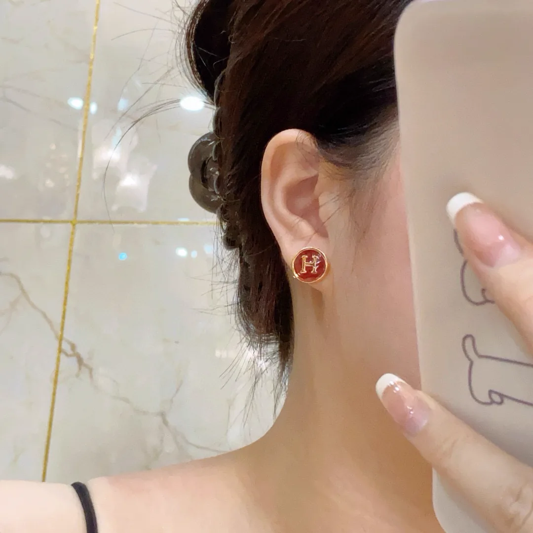 Replica Hermès H Letter Earrings – A Detailed Style Guide thumbnail