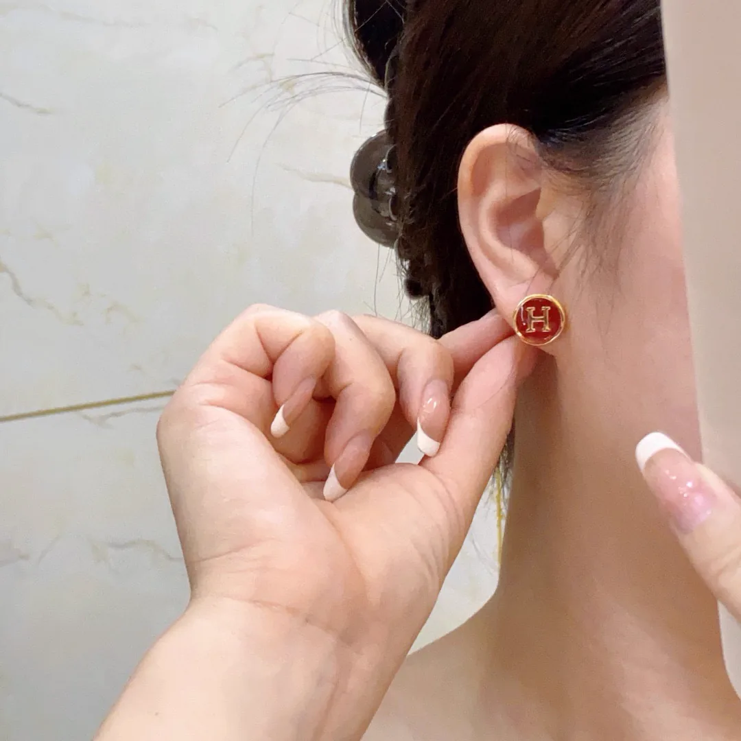 Reference image illustrating Replica Hermès H Letter Earrings – A Detailed Style Guide