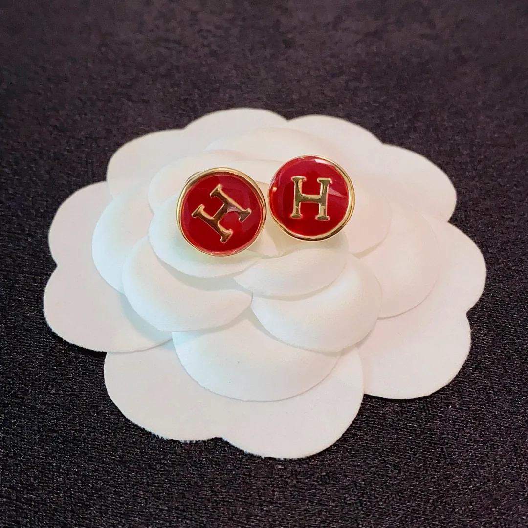 Reference image illustrating Replica Hermès H Letter Earrings – A Detailed Style Guide