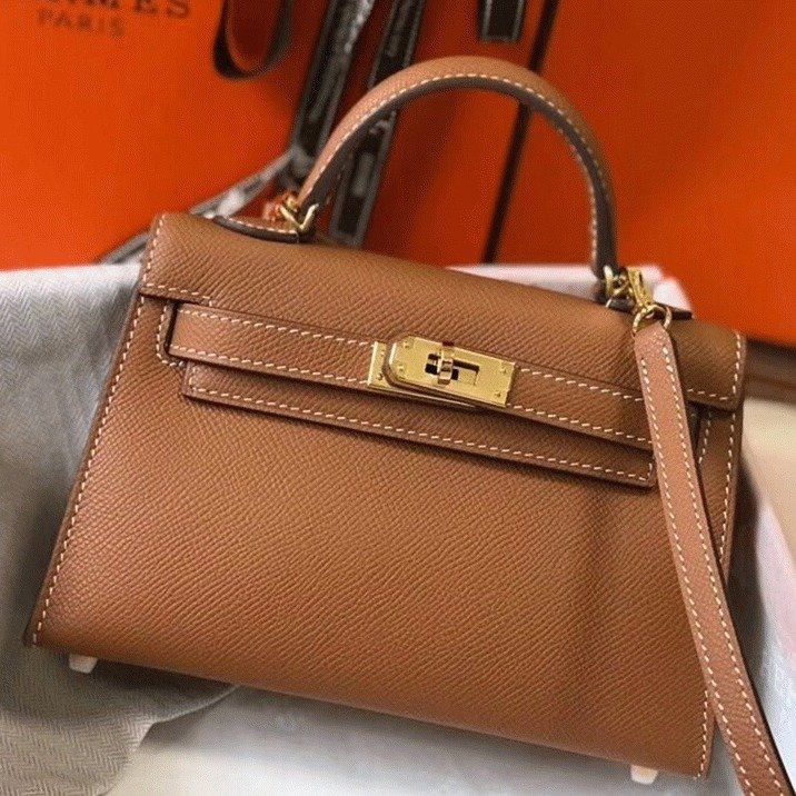 Replica Hermès Kelly Mini II Bag in Gold: History, Design & Styling of the Iconic Kelly thumbnail