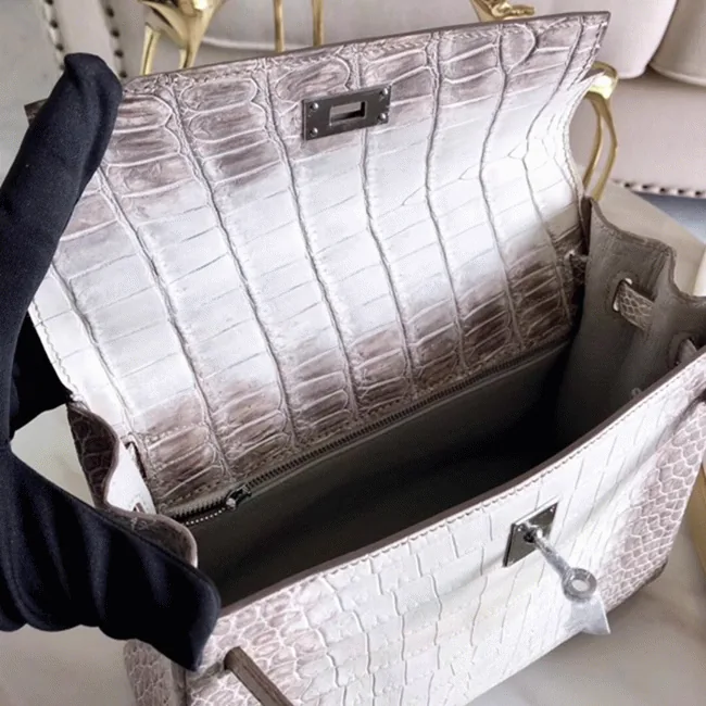 Reference image illustrating Replica Hermès Kelly 28cm in Himalaya Niloticus Crocodile – A Detailed Style Guide