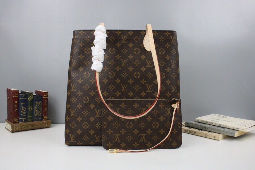 Replica Louis Vuitton Carry It Tote Bag – Design, History & Styling Guide cover image