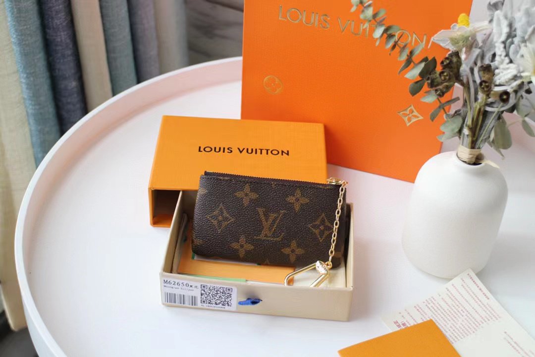 Replica Louis Vuitton Keychain Bag – Compact Crossbody Inspired by the LV Pochette Accessories cover image