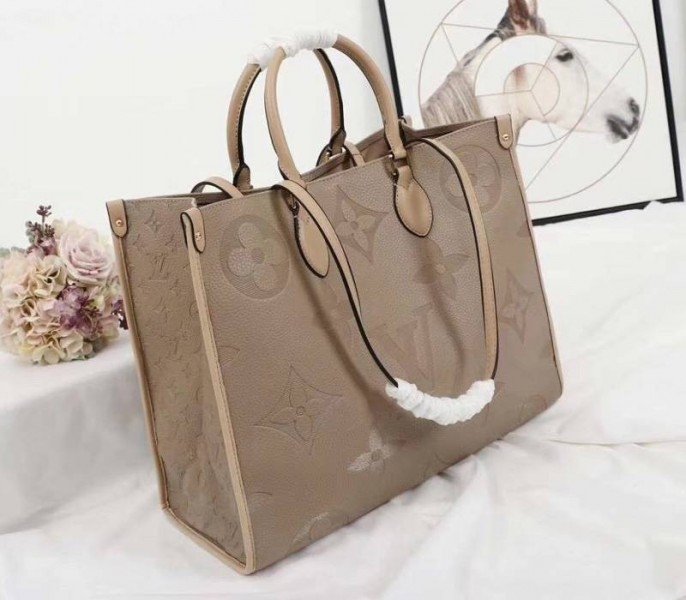 Reference image illustrating Replica Louis Vuitton Monogram Empreinte Giant Onthego GM Tote in Beige – A Detailed Style Guide