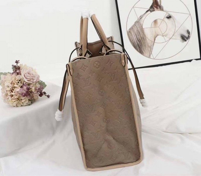Reference image illustrating Replica Louis Vuitton Monogram Empreinte Giant Onthego GM Tote in Beige – A Detailed Style Guide