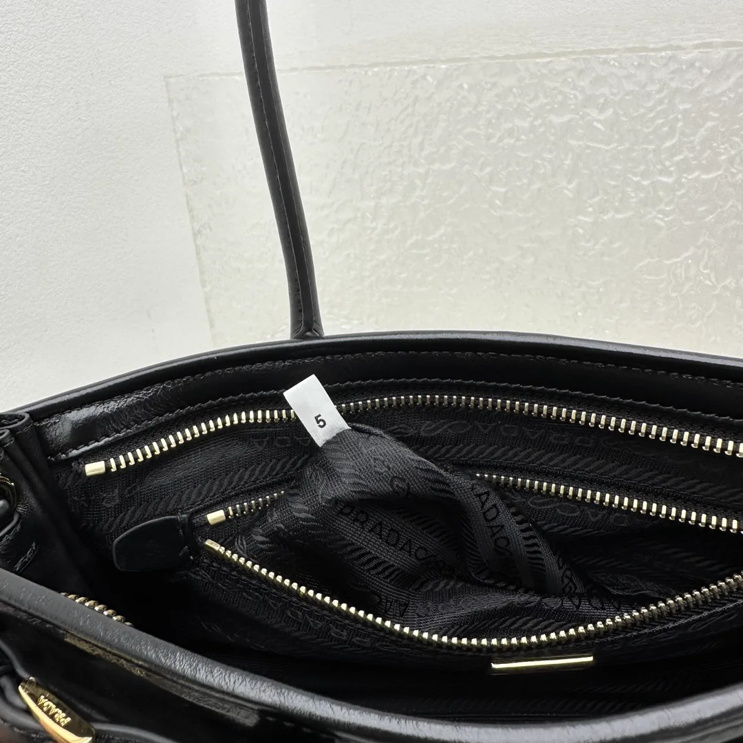 Reference image illustrating Replica Prada Lus Solf Bucket Bag: A Detailed Style Guide
