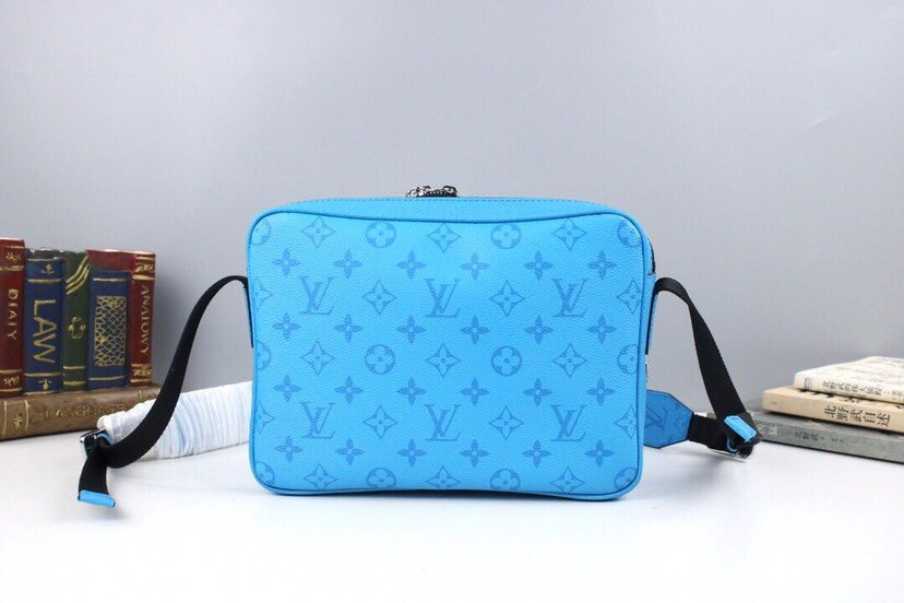 Reference image illustrating Replica Louis Vuitton Outdoor Handbag M30429 – A Detailed Style Guide
