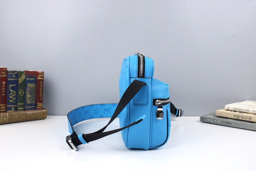 Reference image illustrating Replica Louis Vuitton Outdoor Handbag M30429 – A Detailed Style Guide