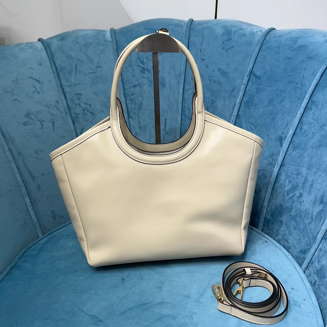 Reference image illustrating Replica Miu Miu Ivy Leather Bag – Detailed Style Guide & History