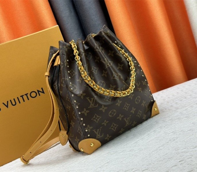 Reference image illustrating Replica Louis Vuitton Monogram Canvas Noé Trunk PM – A Detailed Style Guide