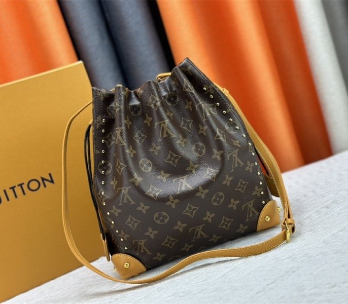 Reference image illustrating Replica Louis Vuitton Monogram Canvas Noé Trunk PM – A Detailed Style Guide