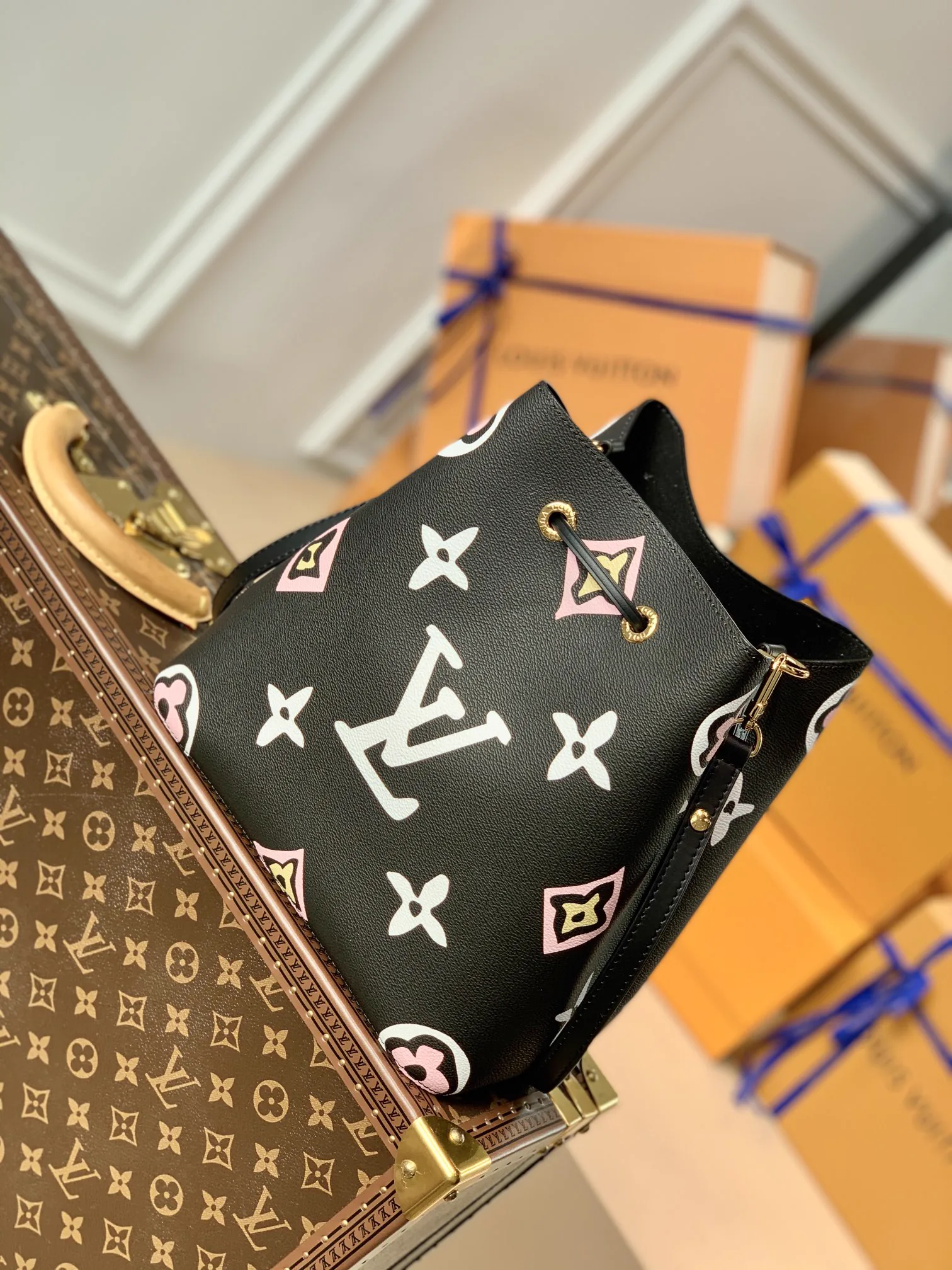 Reference image illustrating Replica Louis Vuitton NéoNoé MM Bucket Bag: A Detailed Style Guide