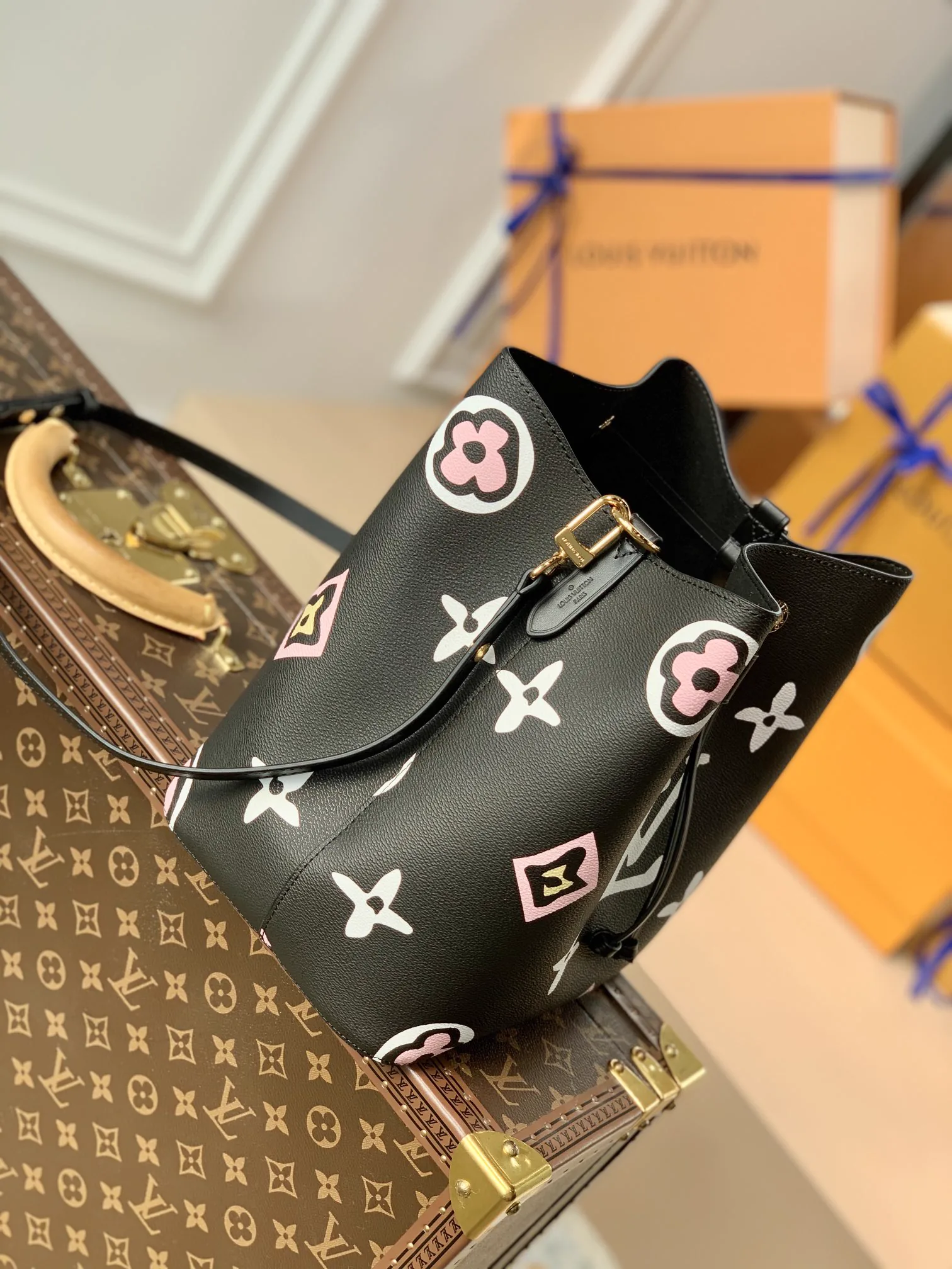 Reference image illustrating Replica Louis Vuitton NéoNoé MM Bucket Bag: A Detailed Style Guide