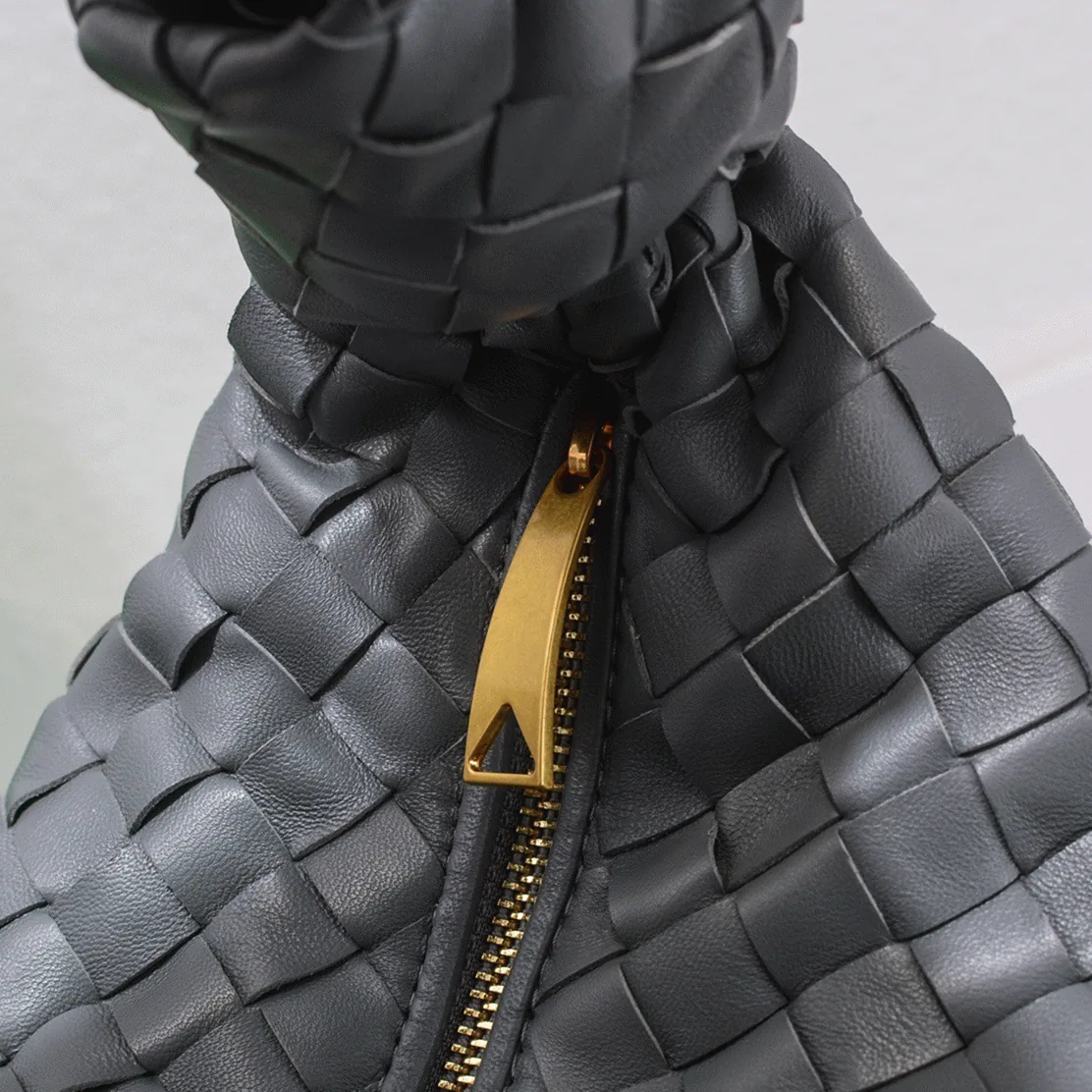 Reference image illustrating Replica Bottega Veneta BV Jodie Teen Bag Thunder – A Detailed Style Guide