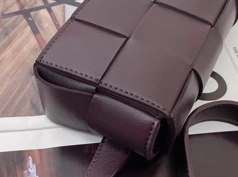 Reference image illustrating Replica Bottega Veneta Cassette Belt Bag in Grape – A Detailed Style Guide