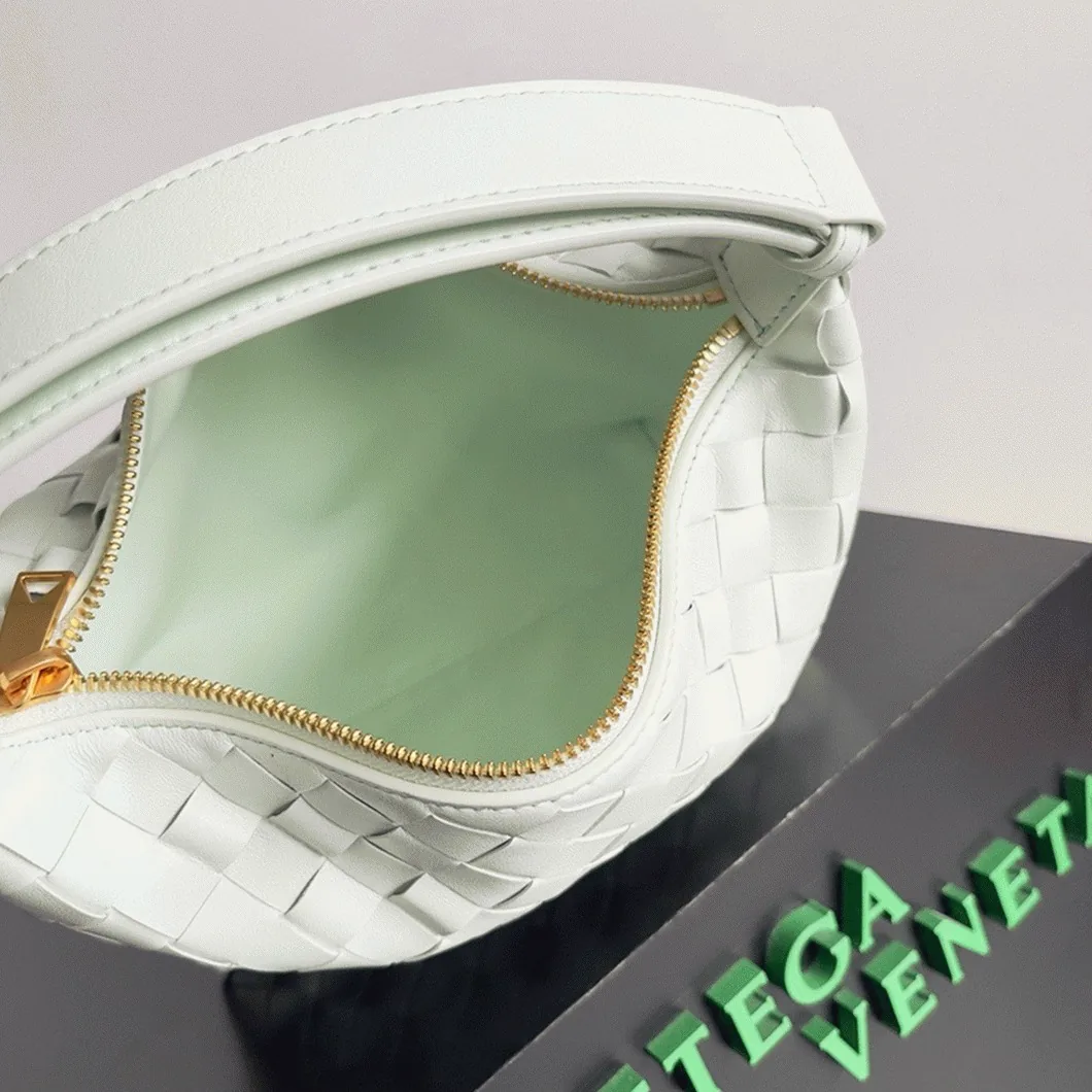 Replica Bottega Veneta Mini Wallace Bag Glacier – A Detailed Style Guide thumbnail