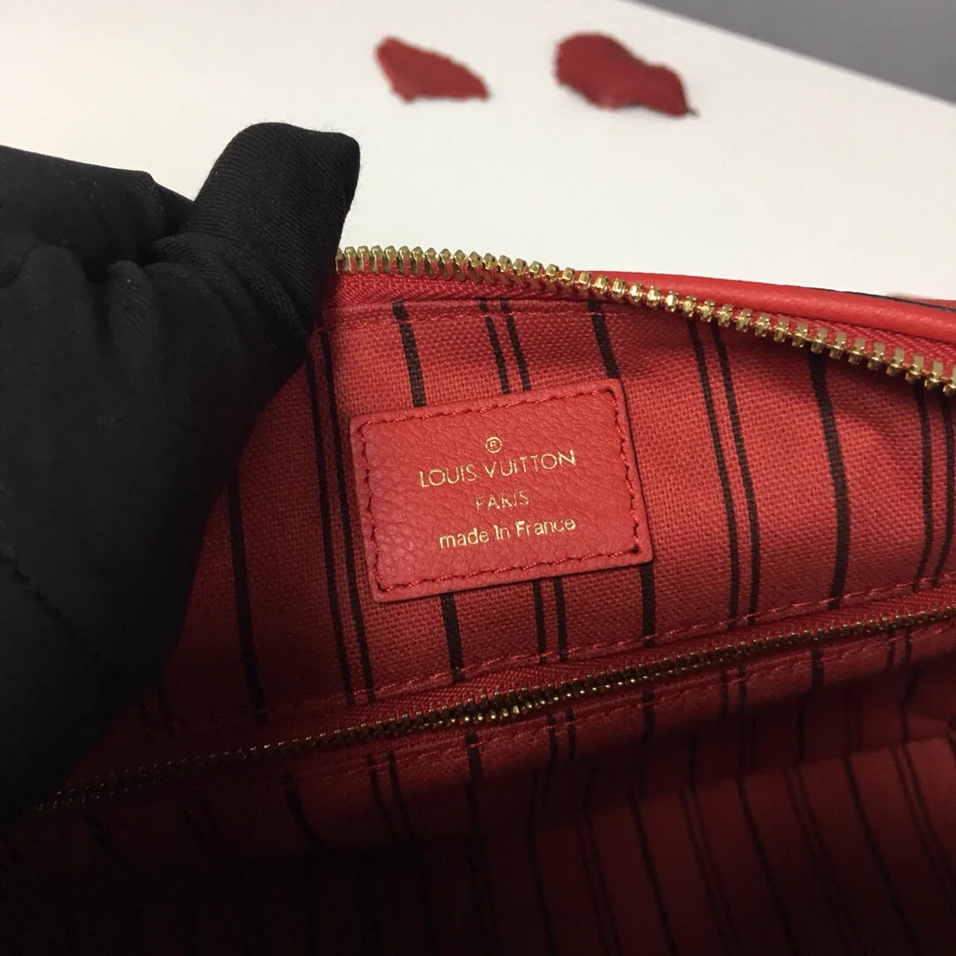 Reference image illustrating Replica Louis Vuitton Speedy 30 Handbag – Iconic Silhouette & Design Details