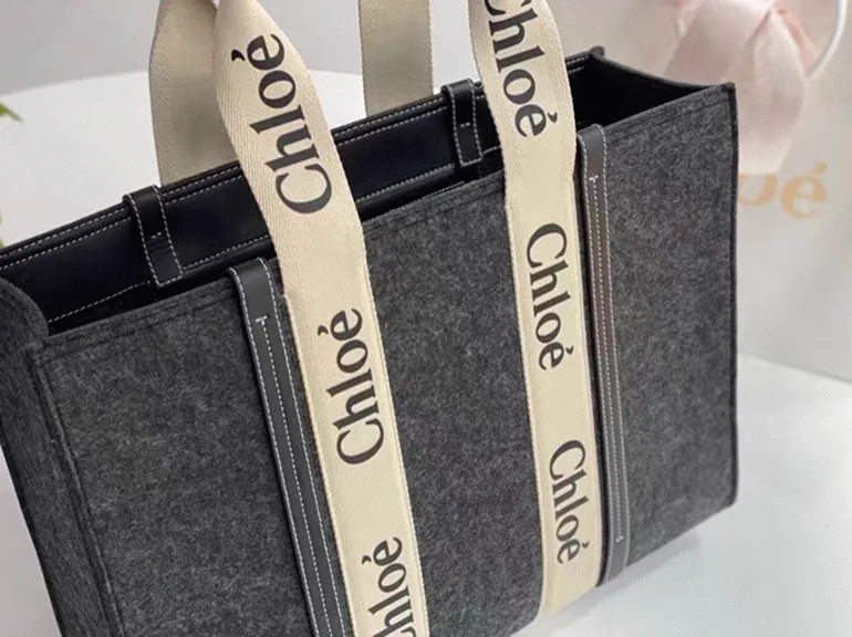 Reference image illustrating Replica Chloé Medium Woody Tote Bag in Grey Felt – A Detailed Style Guide
